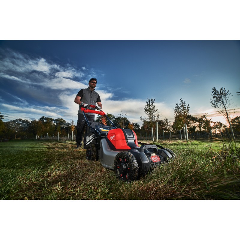 Аккумуляторная самоходная газонокосилка M18 F2LM46-802 DB FUEL (4933499215)