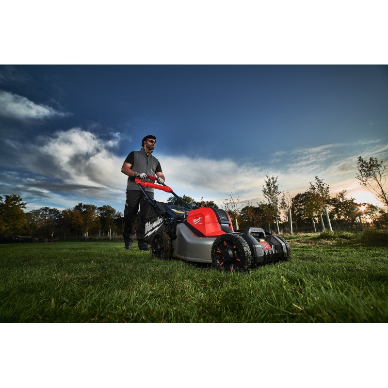 Аккумуляторная самоходная газонокосилка M18 F2LM46-802 DB FUEL (4933499215)