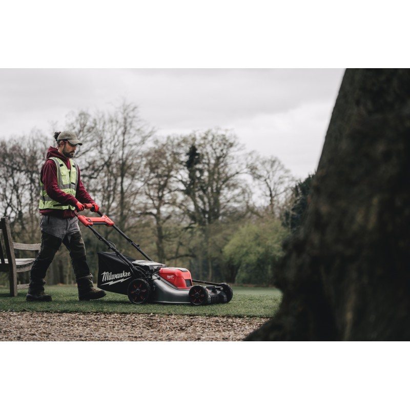 M18 FUEL™ двухаккумуляторная самоходная газонокосилка 53 см, M18 F2LM53-122 (4933499213)
