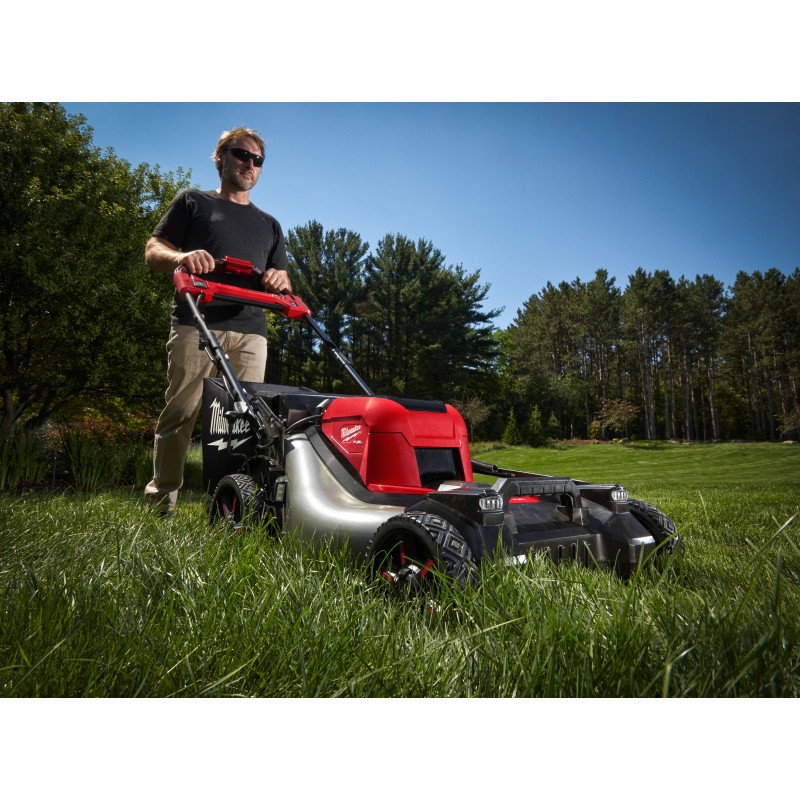 M18 FUEL™ двухаккумуляторная самоходная газонокосилка 53 см, M18 F2LM53-122 (4933499213)